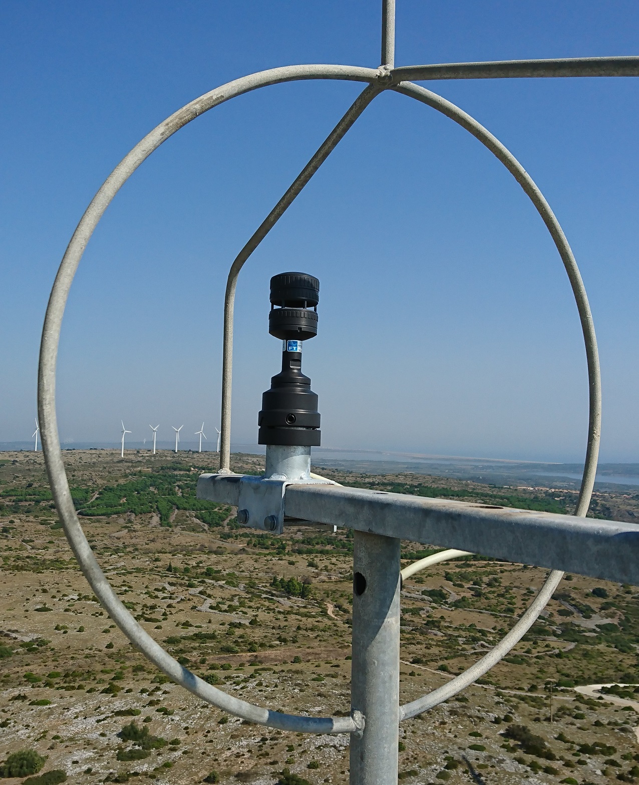 프랑스에 있는 풍력 터빈의 번개 링 내부에 있는 FT742-DM50 초음파 풍향풍속계